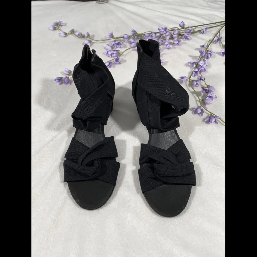 $195 Eileen Fisher Joy Twist Strappy Heeled Sandals in Black [SZ 5.5 ]‎